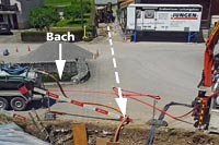 thumb Dorfplatz- und Bach-Querung mit Behinderung durch Kanalisation unter dem Bach