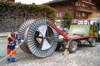 Gstaad: enrouler un câble électrique pour l’entreprise BKW